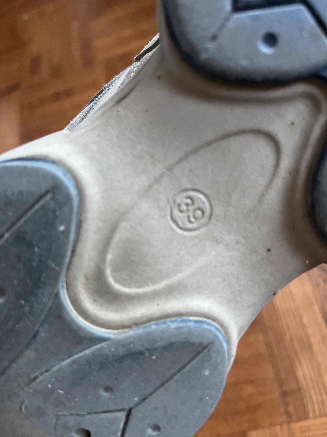 New Balance 860v2 Grey Sneakers - Size 9 (US) image indicator(5)