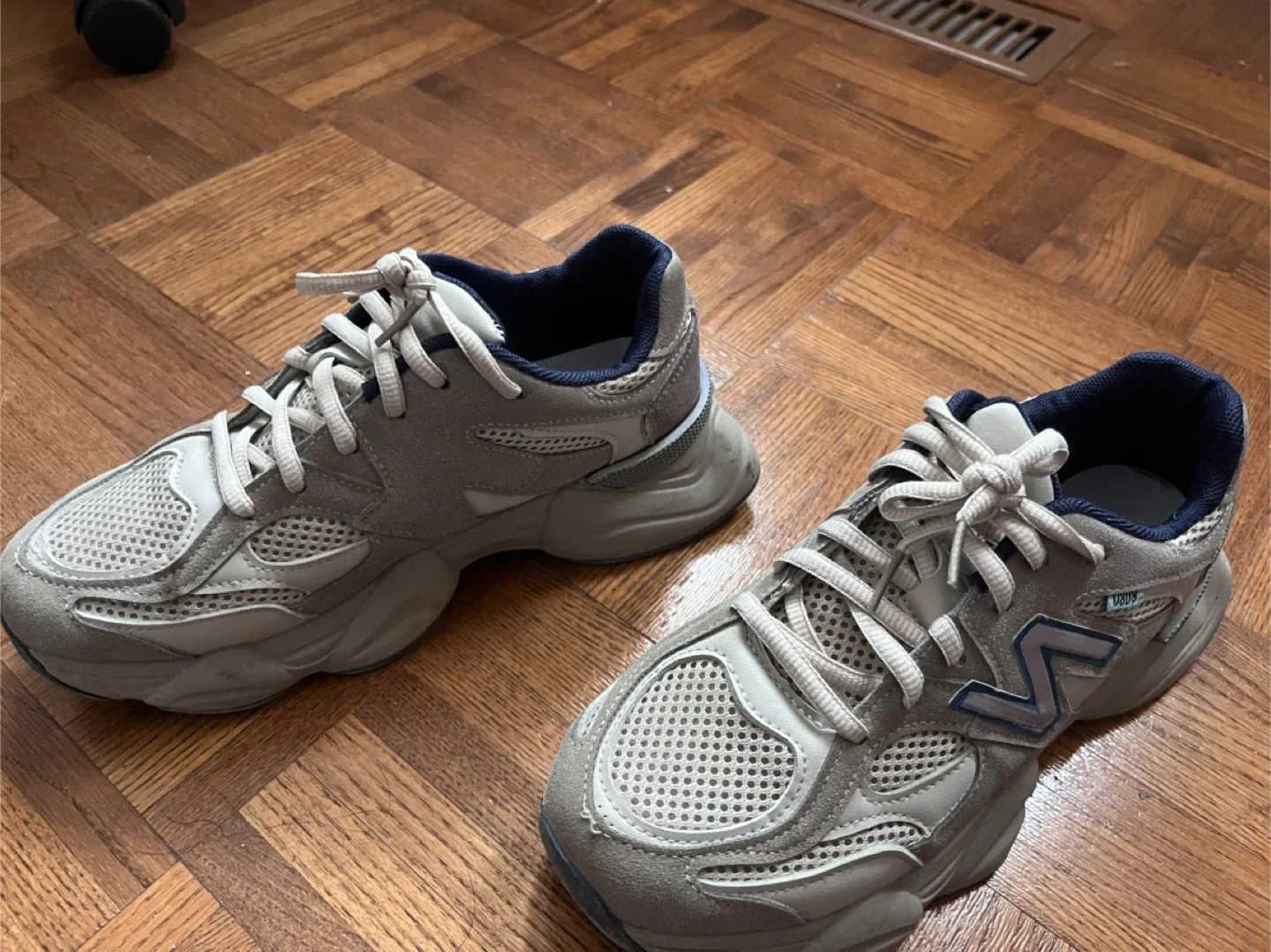 New Balance 860v2 Grey Sneakers - Size 9 (US) image indicator(3)