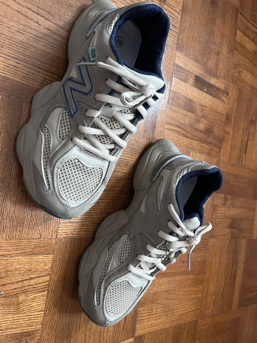 New Balance 860v2 Grey Sneakers - Size 9 (US) image indicator(2)