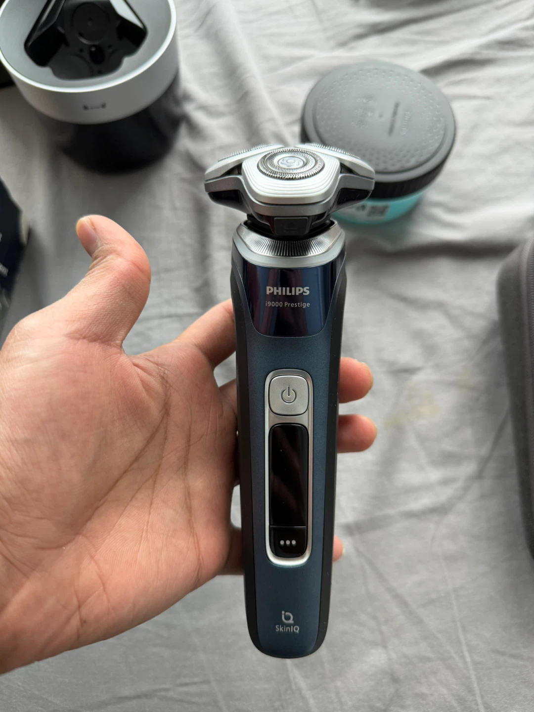 Philips Electric Shaver Series i9000 Prestige, Wet & Dry.