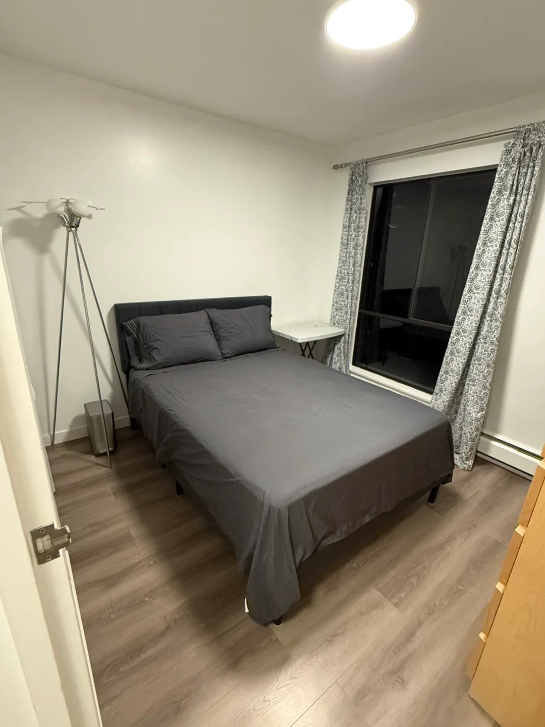 Private bedroom for rent image indicator(3)