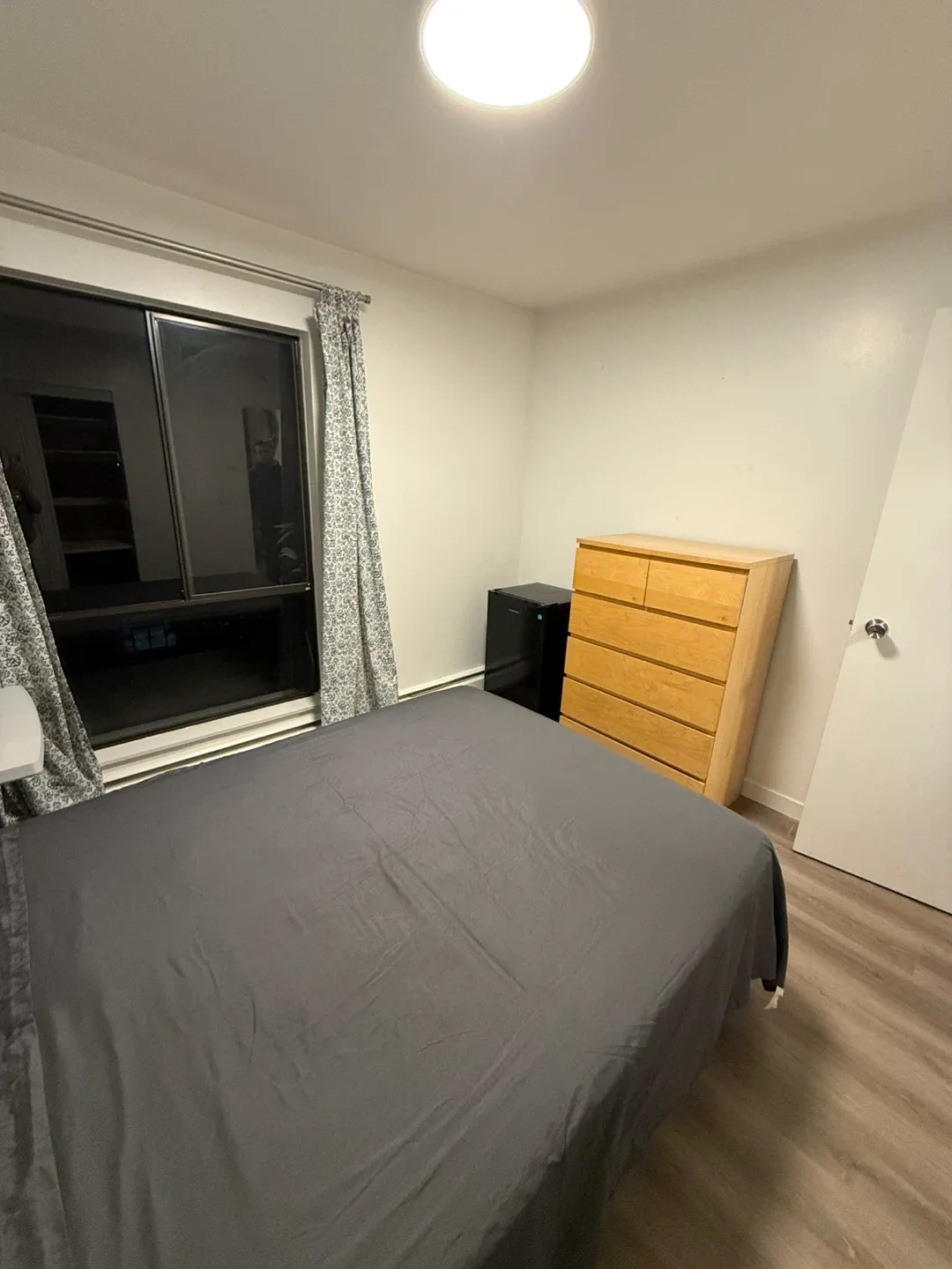 Private bedroom for rent image indicator(2)