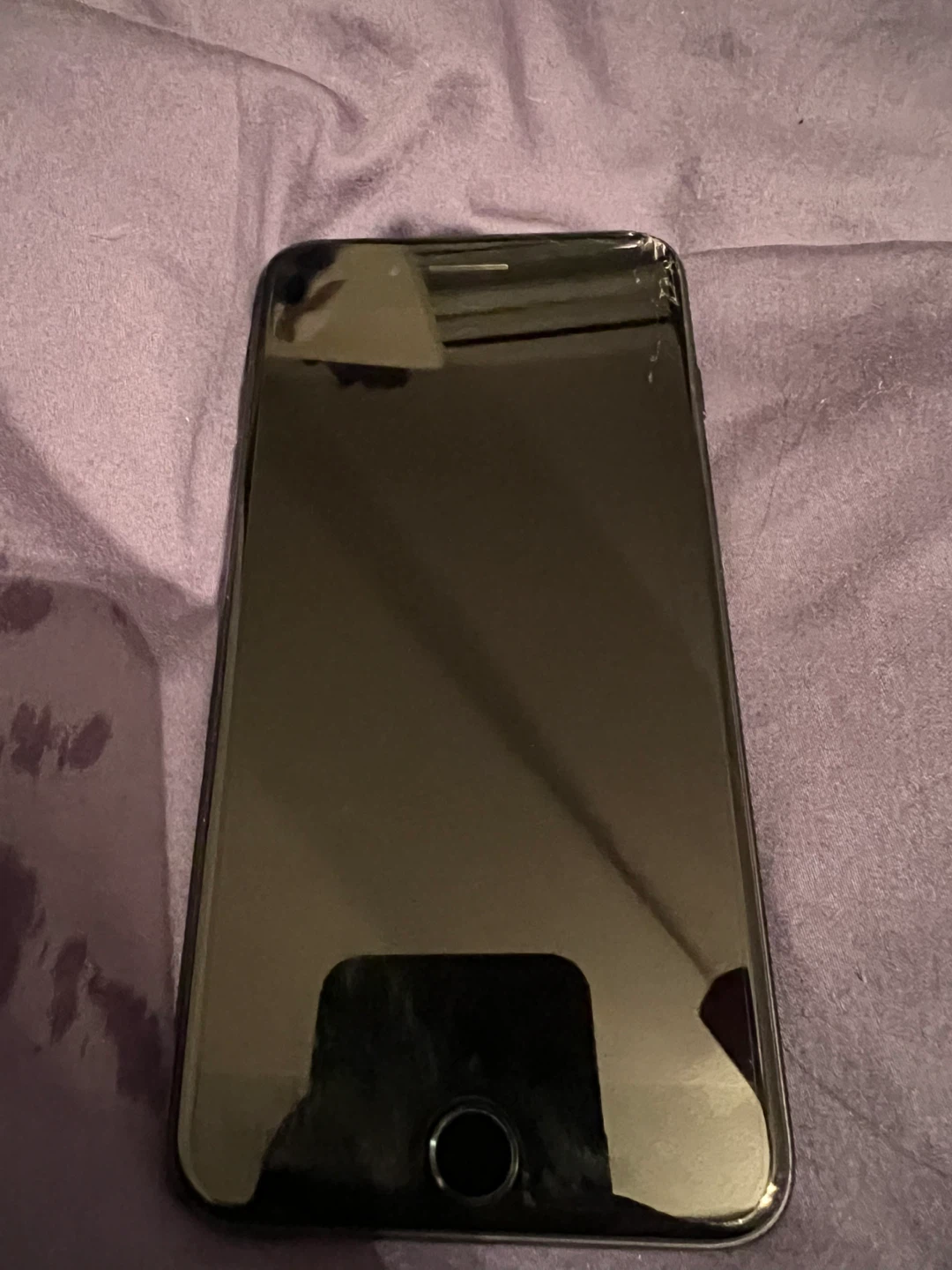 iPhone 7 Plus 128GB - Cracked Screen