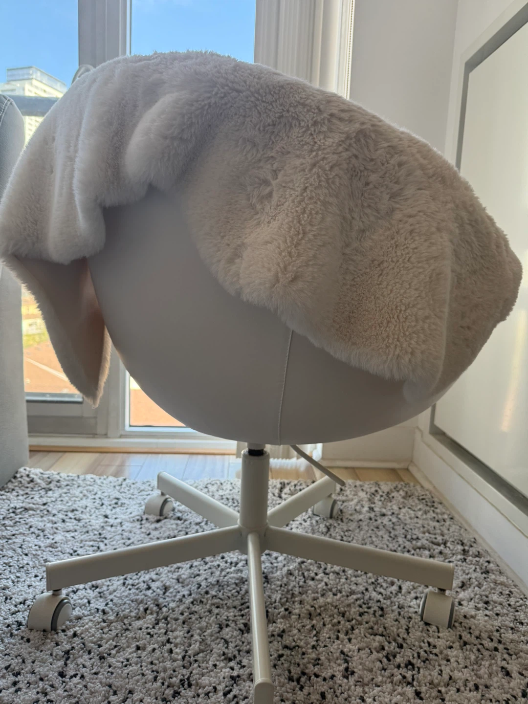 White Office Chair with Furry Cover - photo 3
