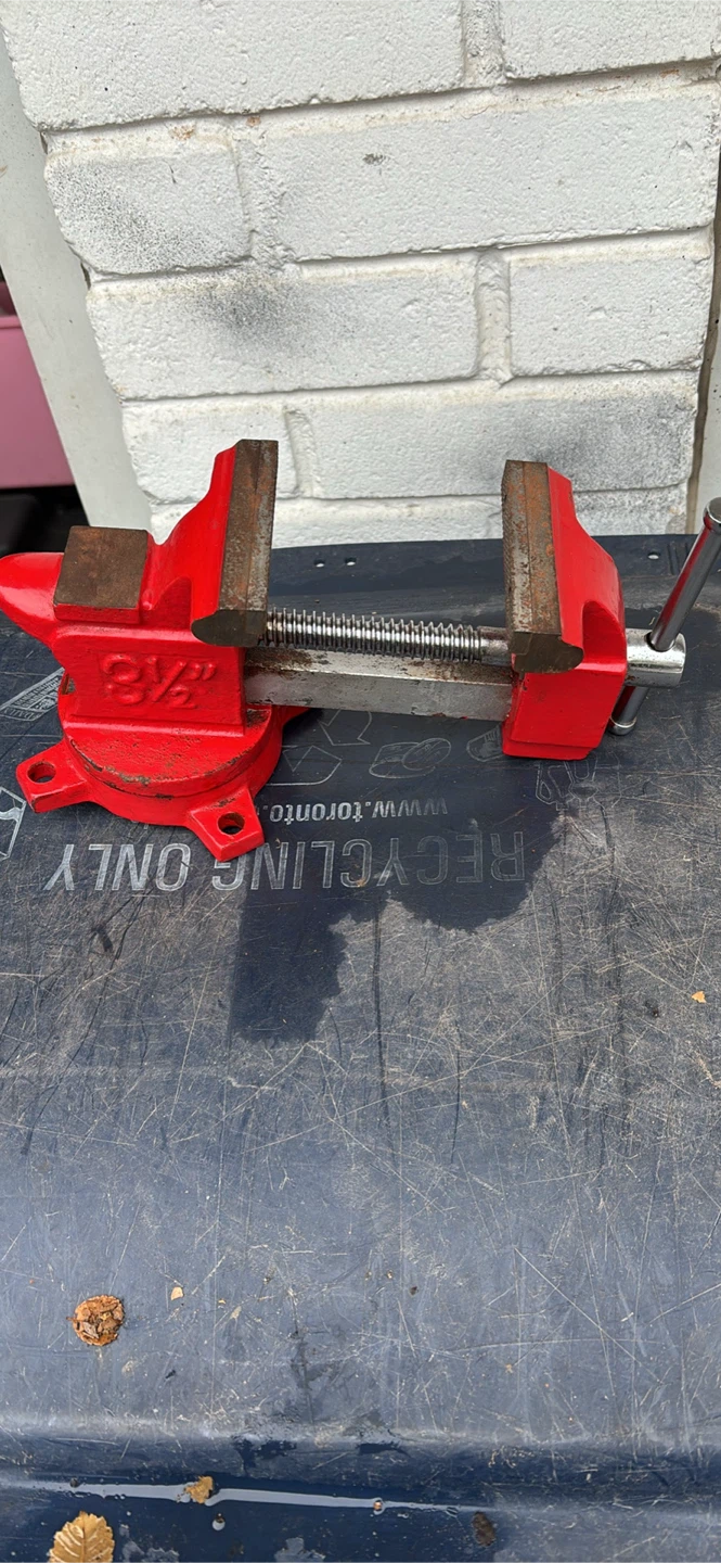 Tooluxe 3 1/2" Red Bench Vise
