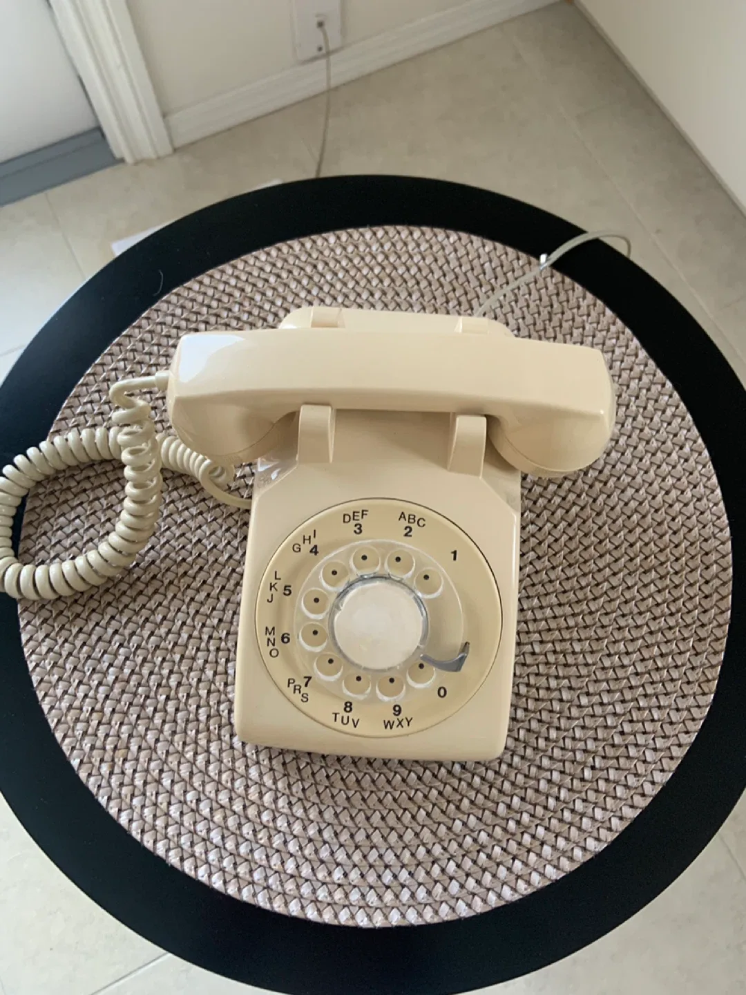 Vintage Rotary Dial Telephone - Beige image indicator(2)