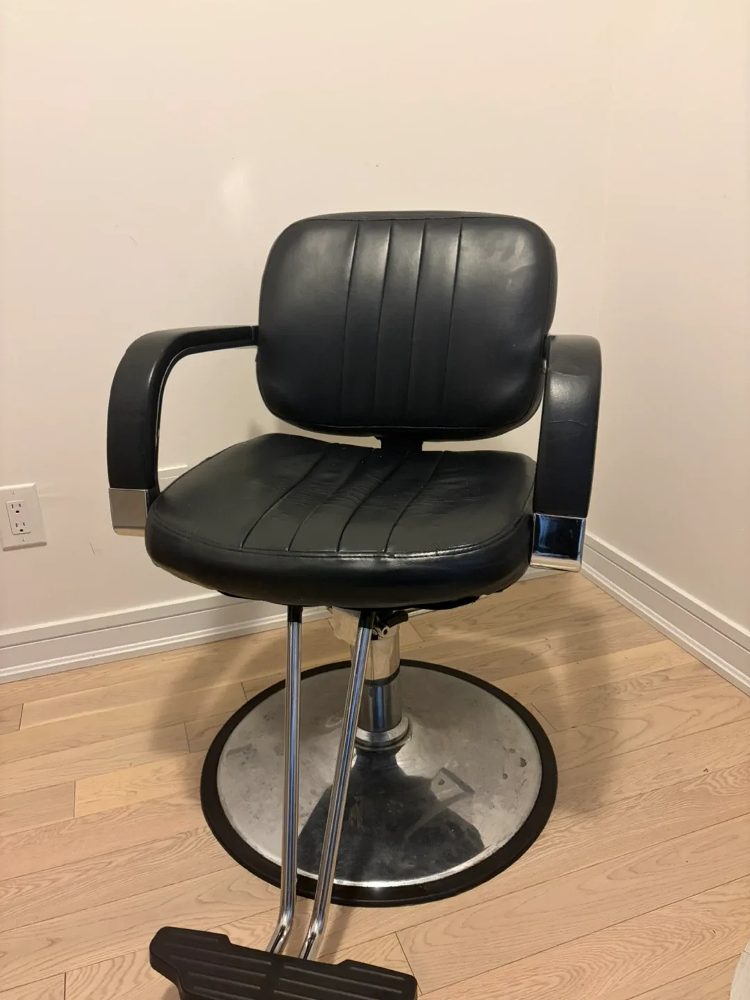 Black Salon/Barber Chair image indicator(3)