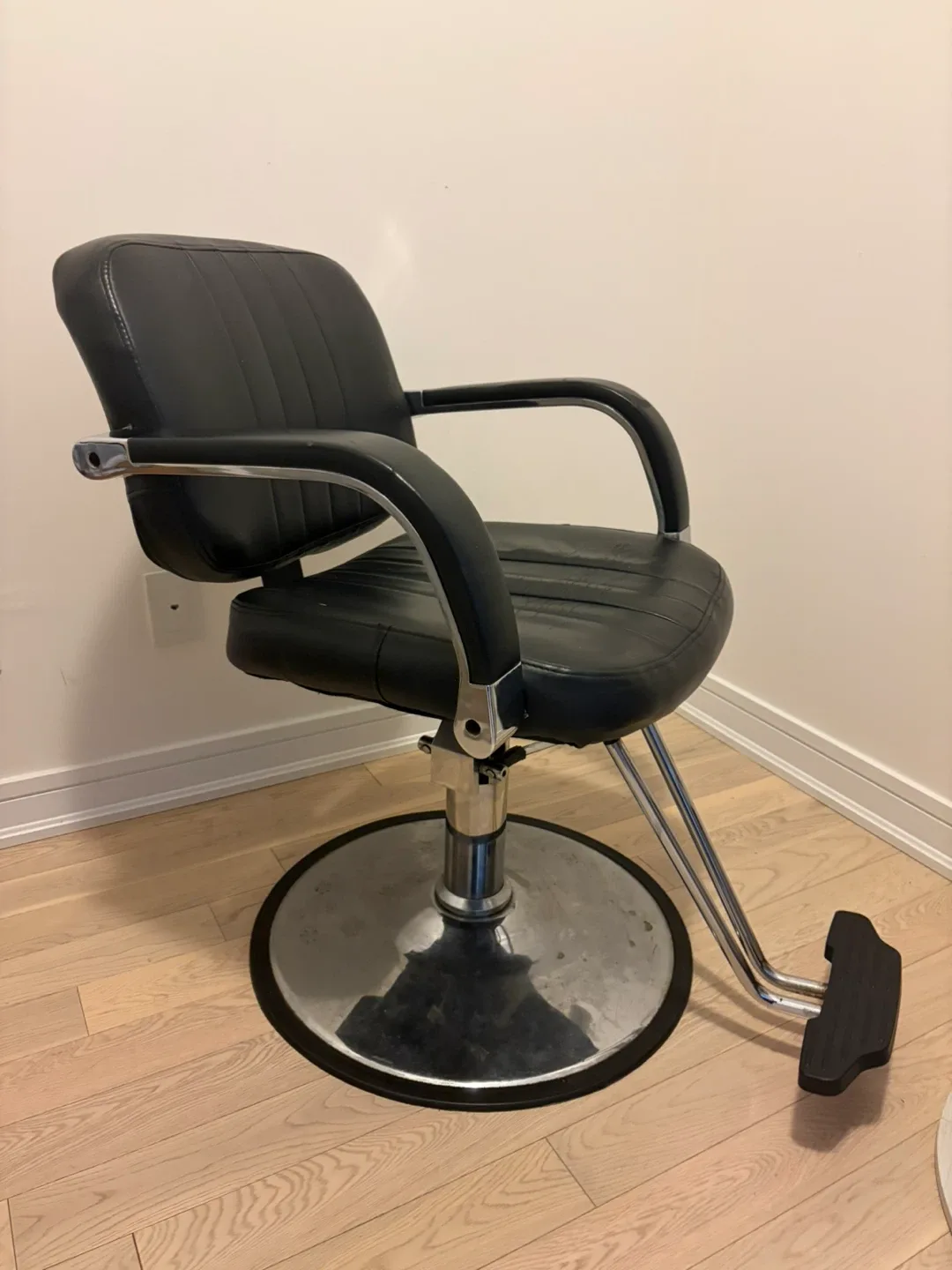 Black Salon/Barber Chair image indicator(2)