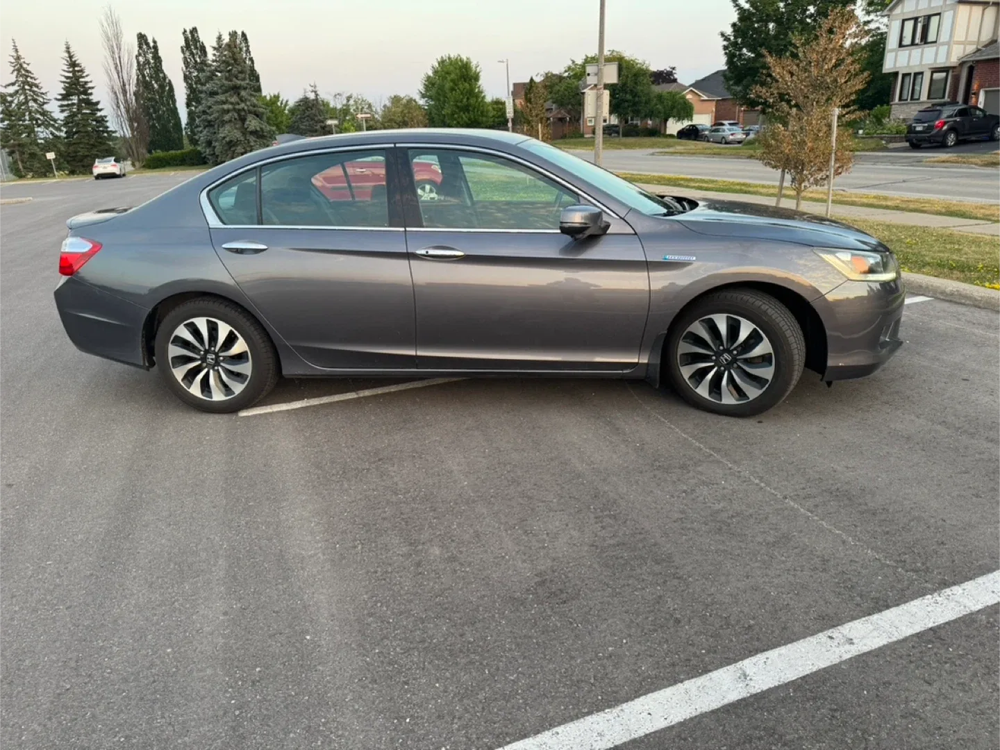 Honda Accord Hybrid - Grey Sedan image indicator(2)