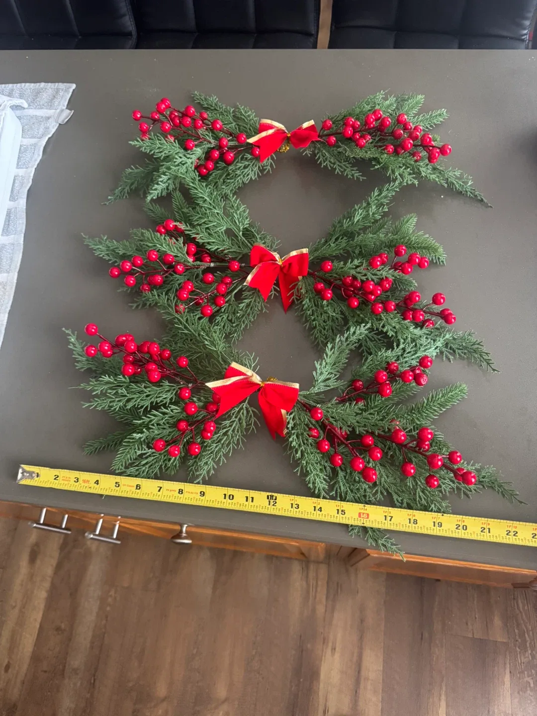 Christmas Garland with Berries & Bows image indicator(2)
