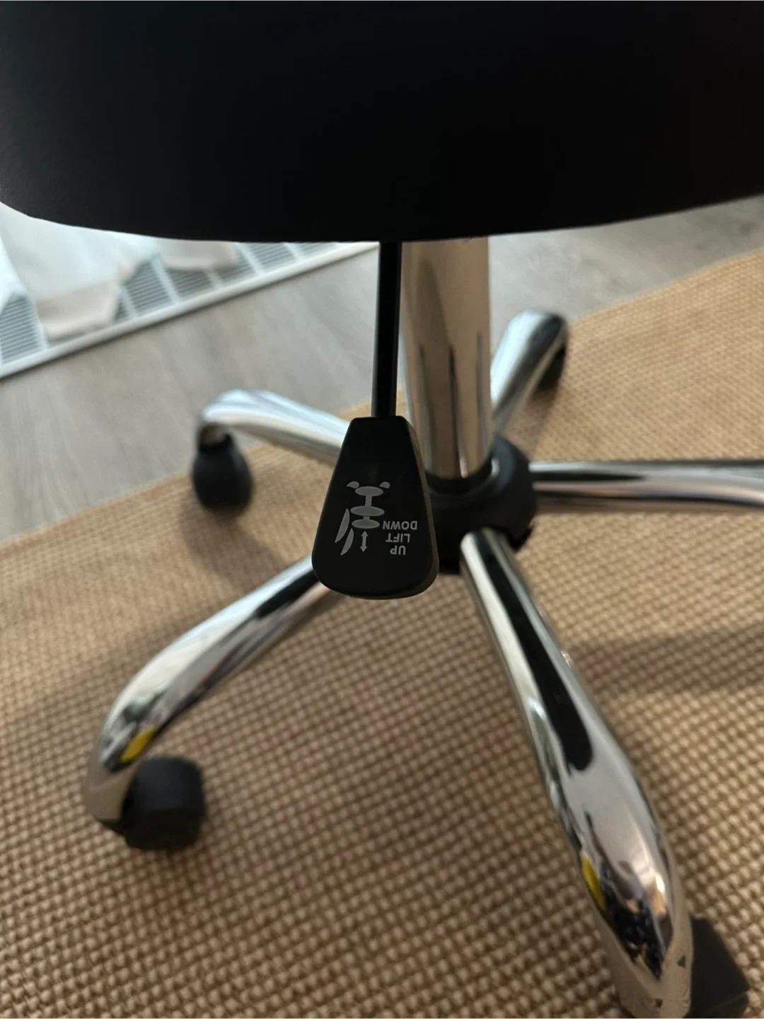 Sturdy and clean office chair. image indicator(2)