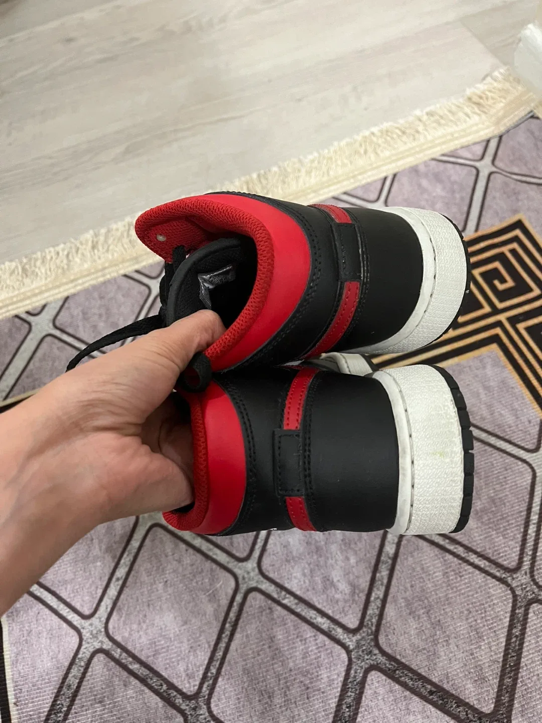 JORDAN 1 MID RED AND BLACK image indicator(4)