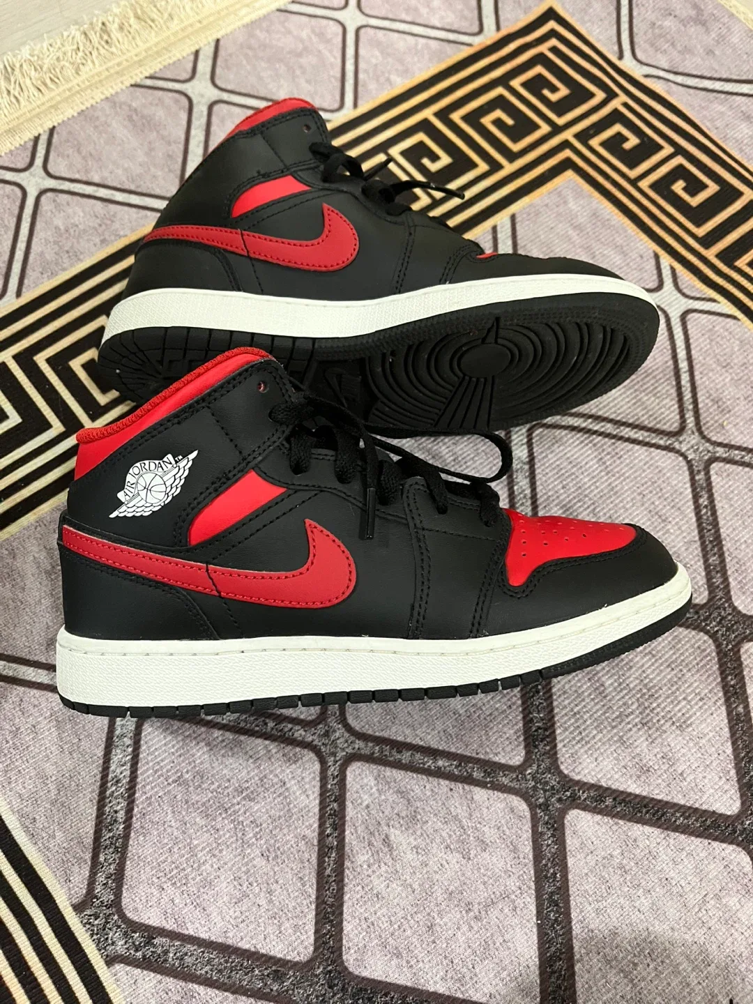JORDAN 1 MID RED AND BLACK