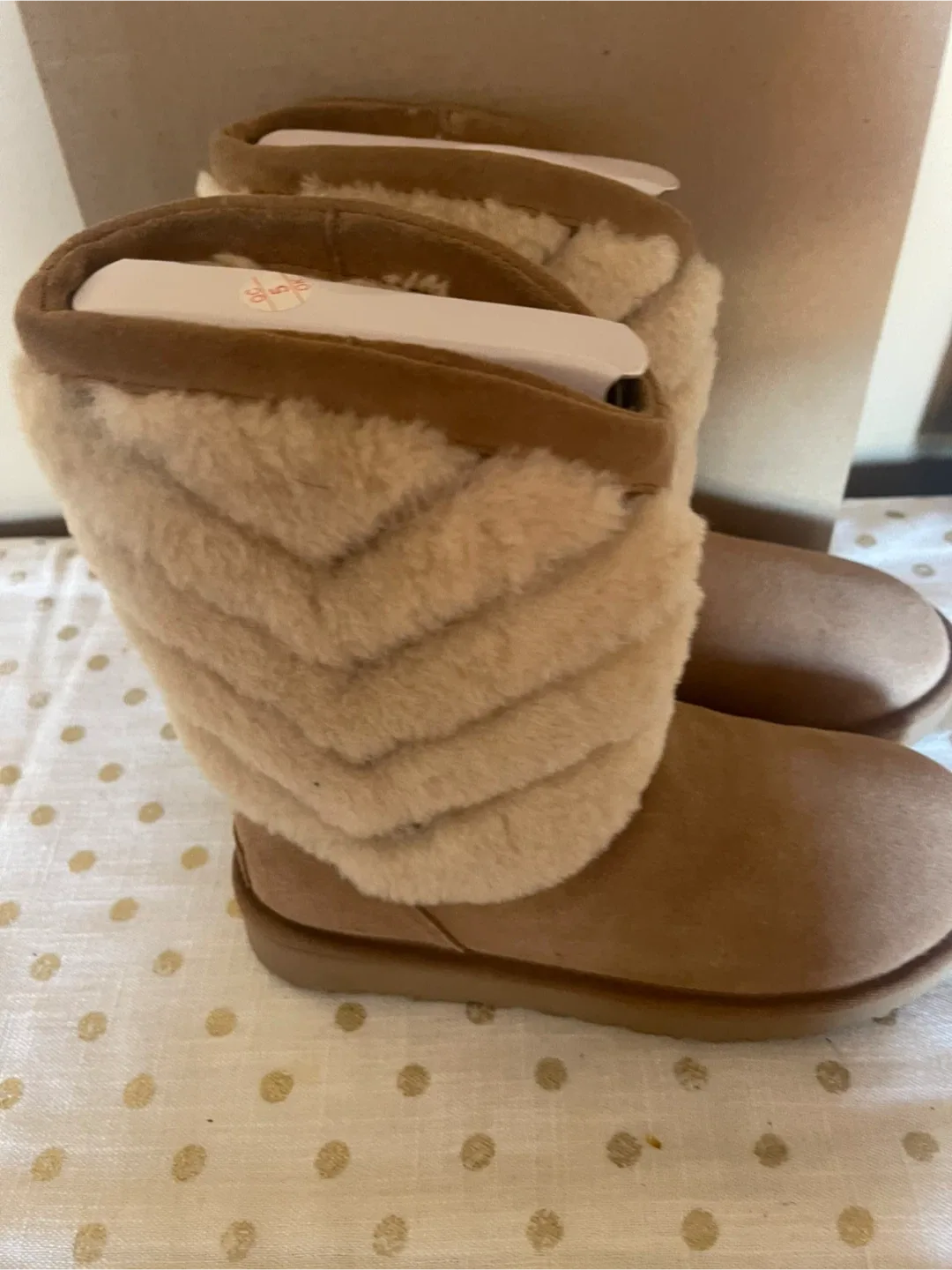 UGG Women's  Boot size 7 image indicator(2)