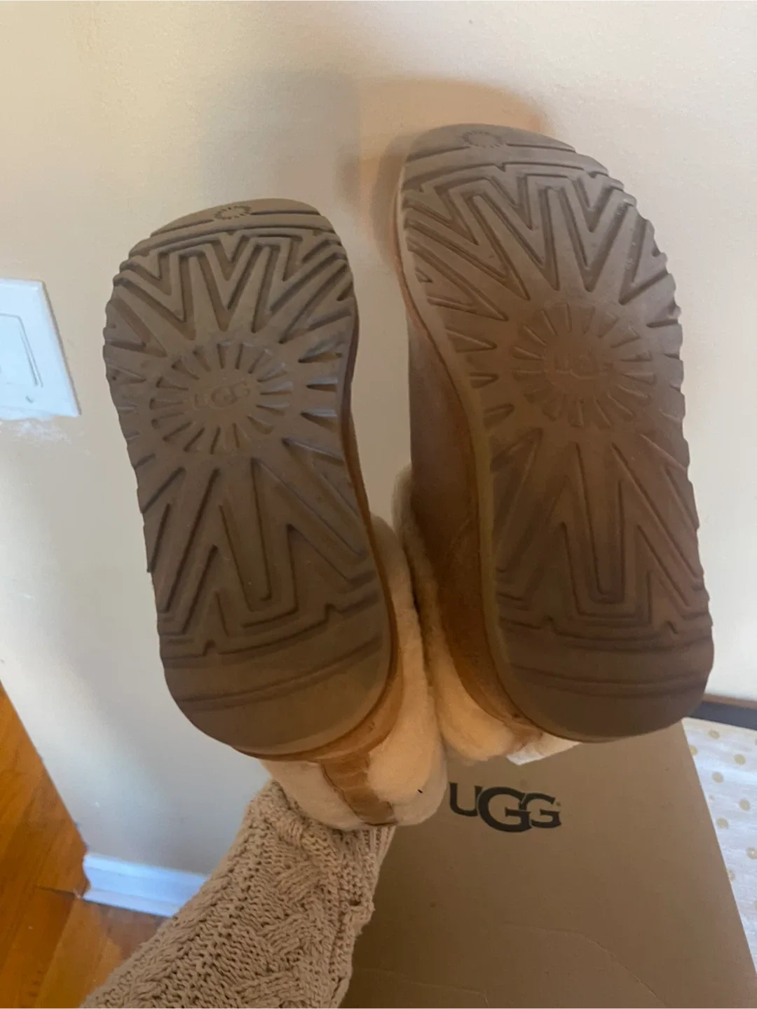 UGG Women's  Boot size 7 image indicator(6)