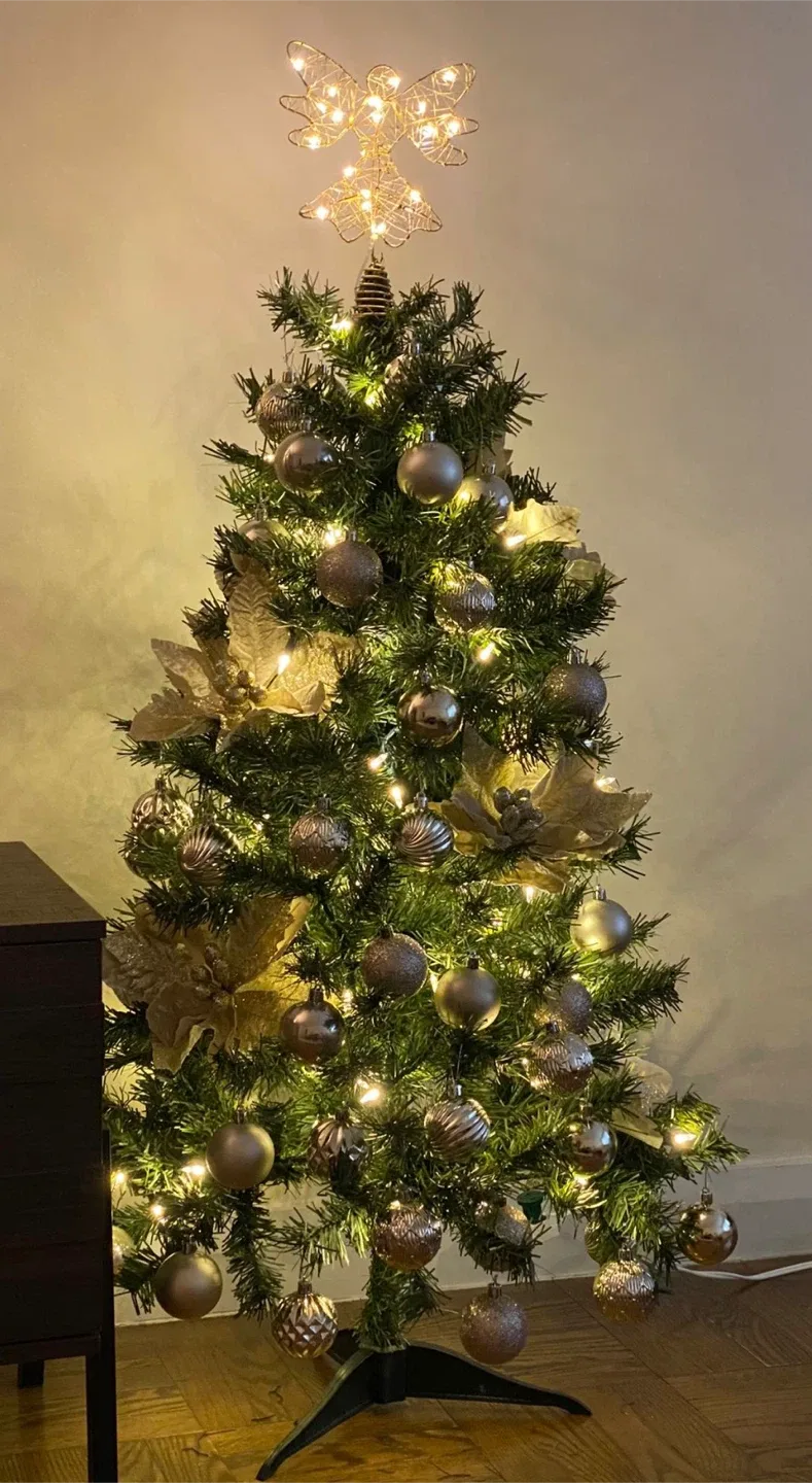 Pre-lit Christmas Tree with ornaments and skirt image indicator(2)