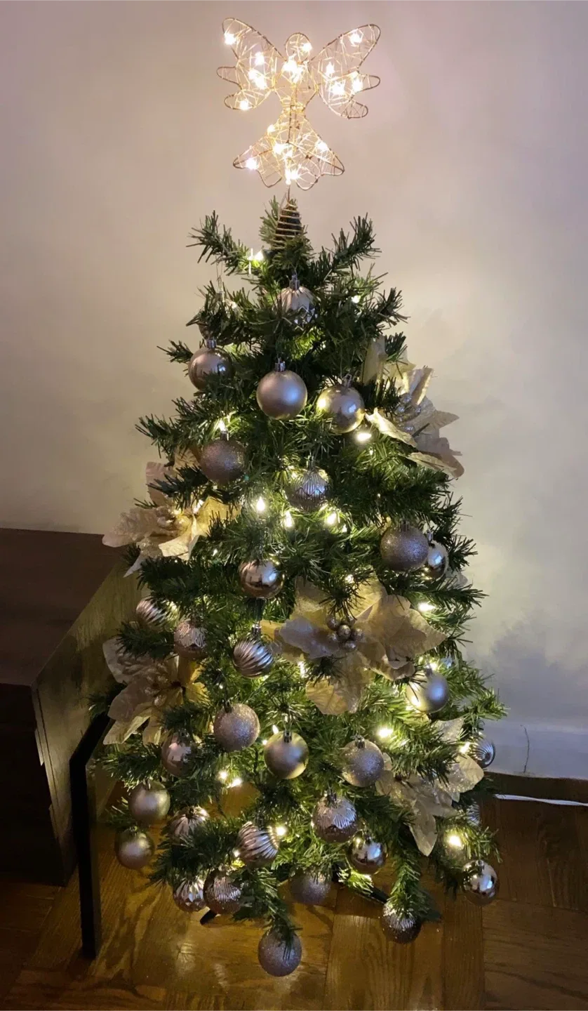 Pre-lit Christmas Tree with ornaments and skirt image indicator(3)