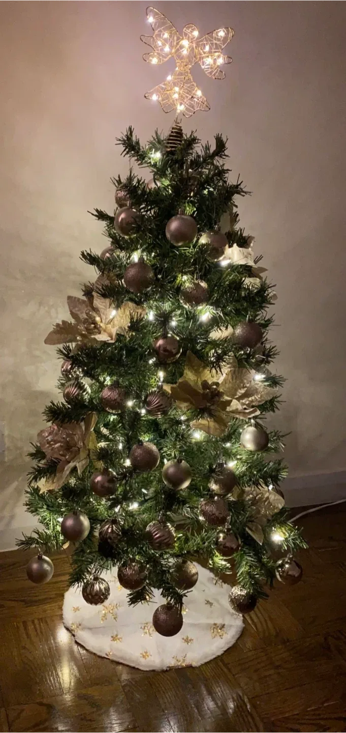Pre-lit Christmas Tree with ornaments and skirt