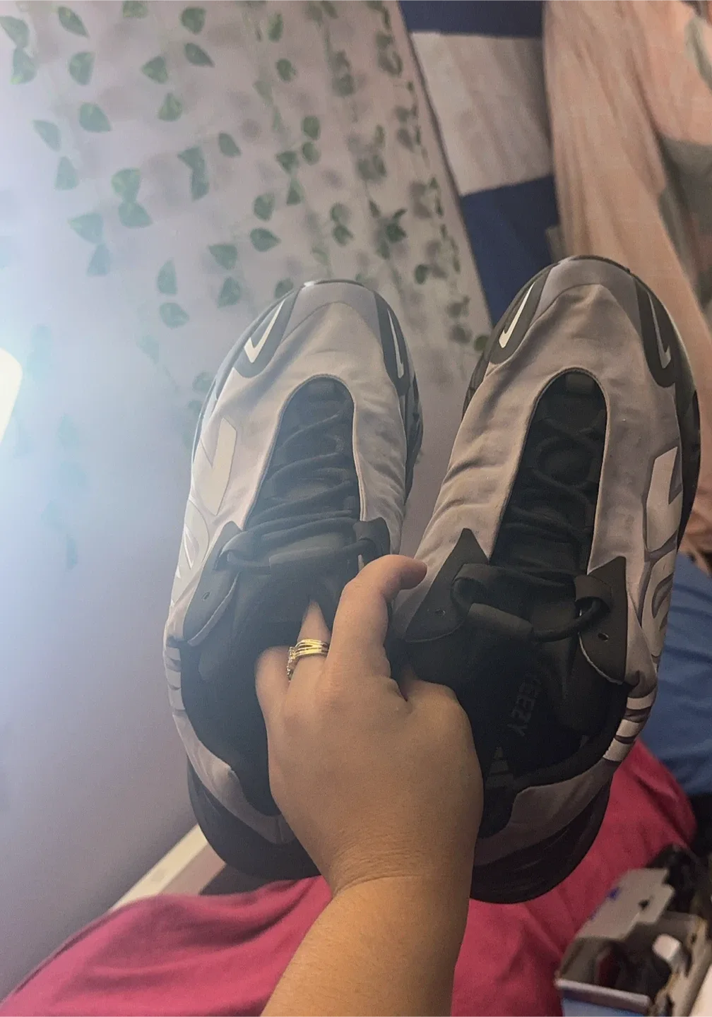 Adidas Yeezy 700 V3 Clay Brown Size 9.5 image indicator(2)