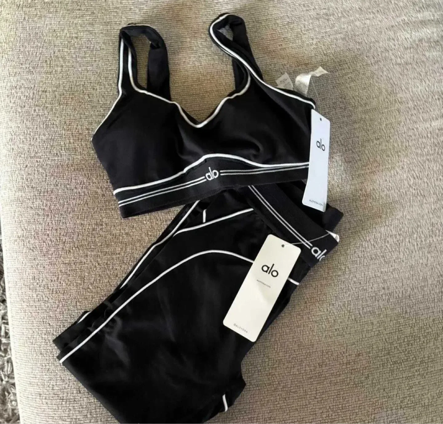 ALO Yoga Black & White Set image indicator(2)