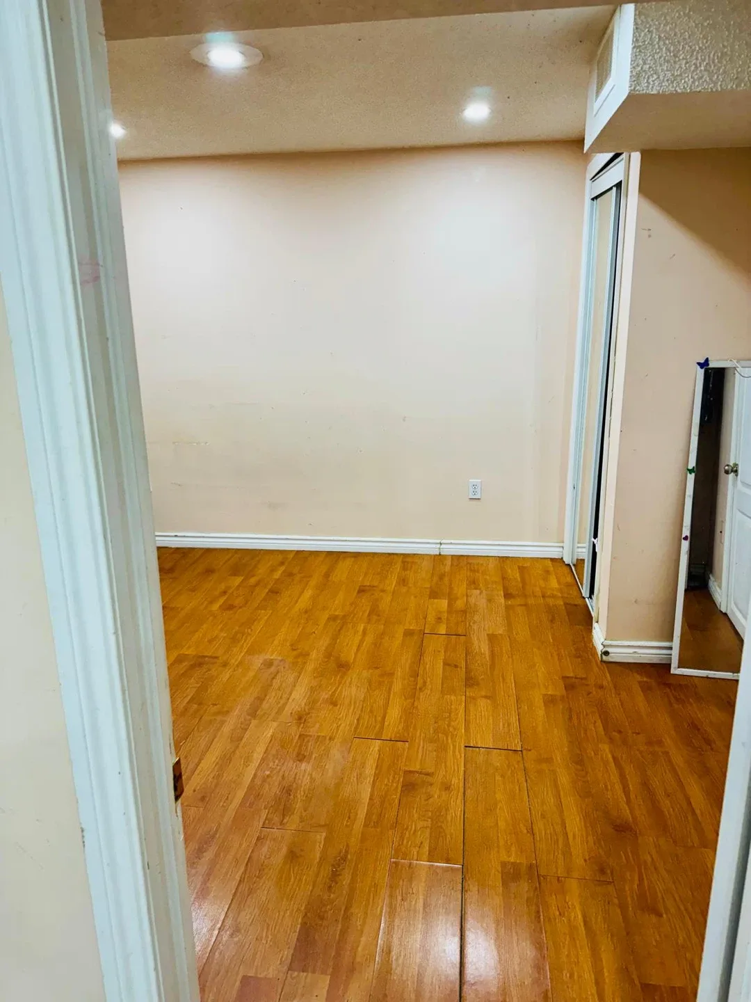 Basement for rent image indicator(6)