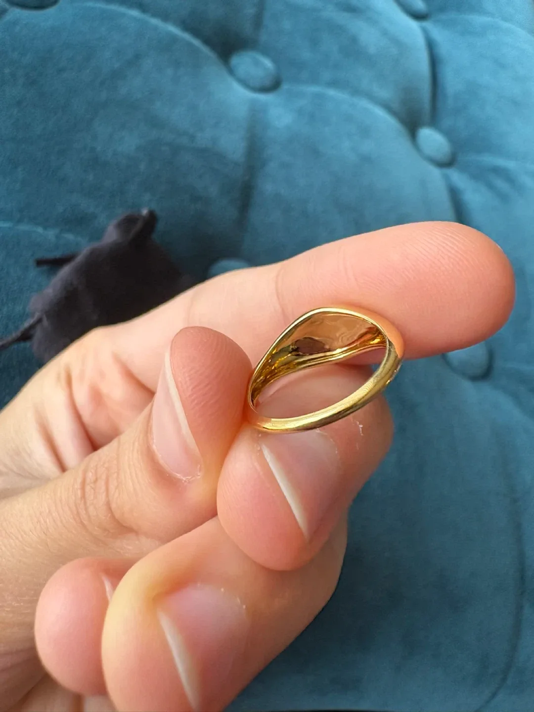 Mejuri bee signet ring - Size 4 - 18k gold vermeil image indicator(3)