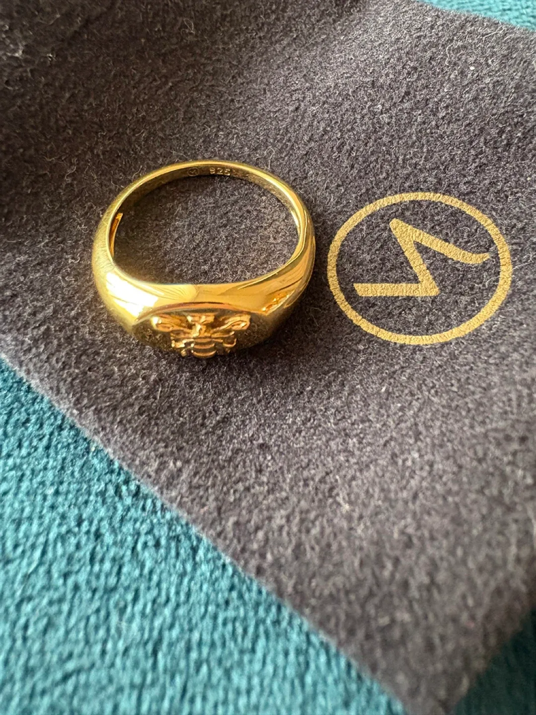 Mejuri bee signet ring - Size 4 - 18k gold vermeil image indicator(2)