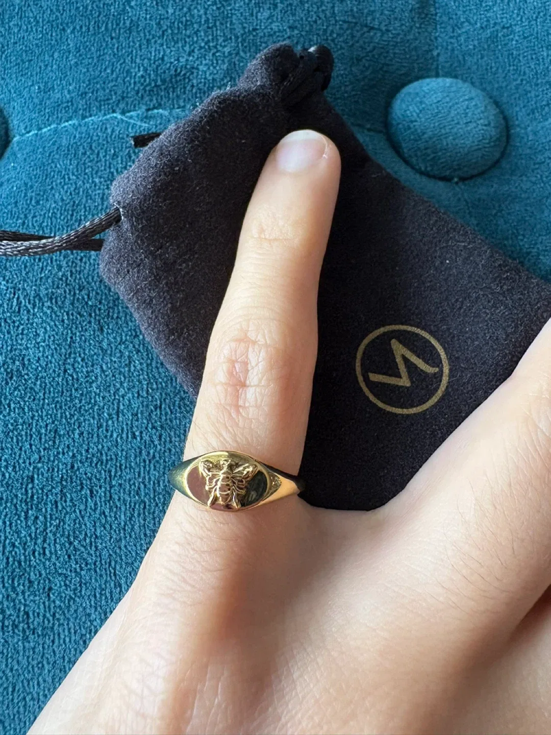 Mejuri bee signet ring - Size 4 - 18k gold vermeil image indicator(5)