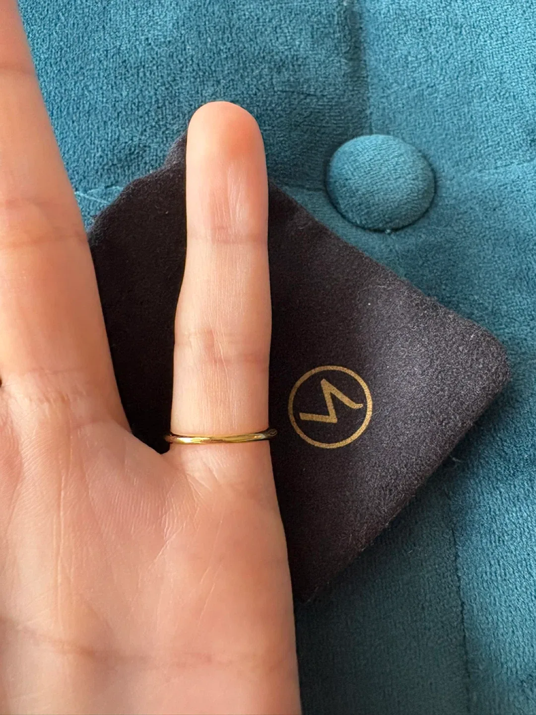 Mejuri bee signet ring - Size 4 - 18k gold vermeil image indicator(6)