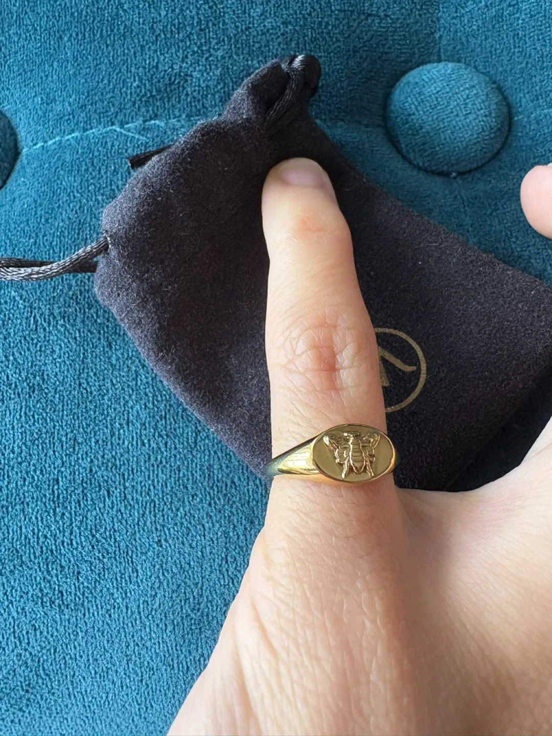 Mejuri bee signet ring - Size 4 - 18k gold vermeil image indicator(4)