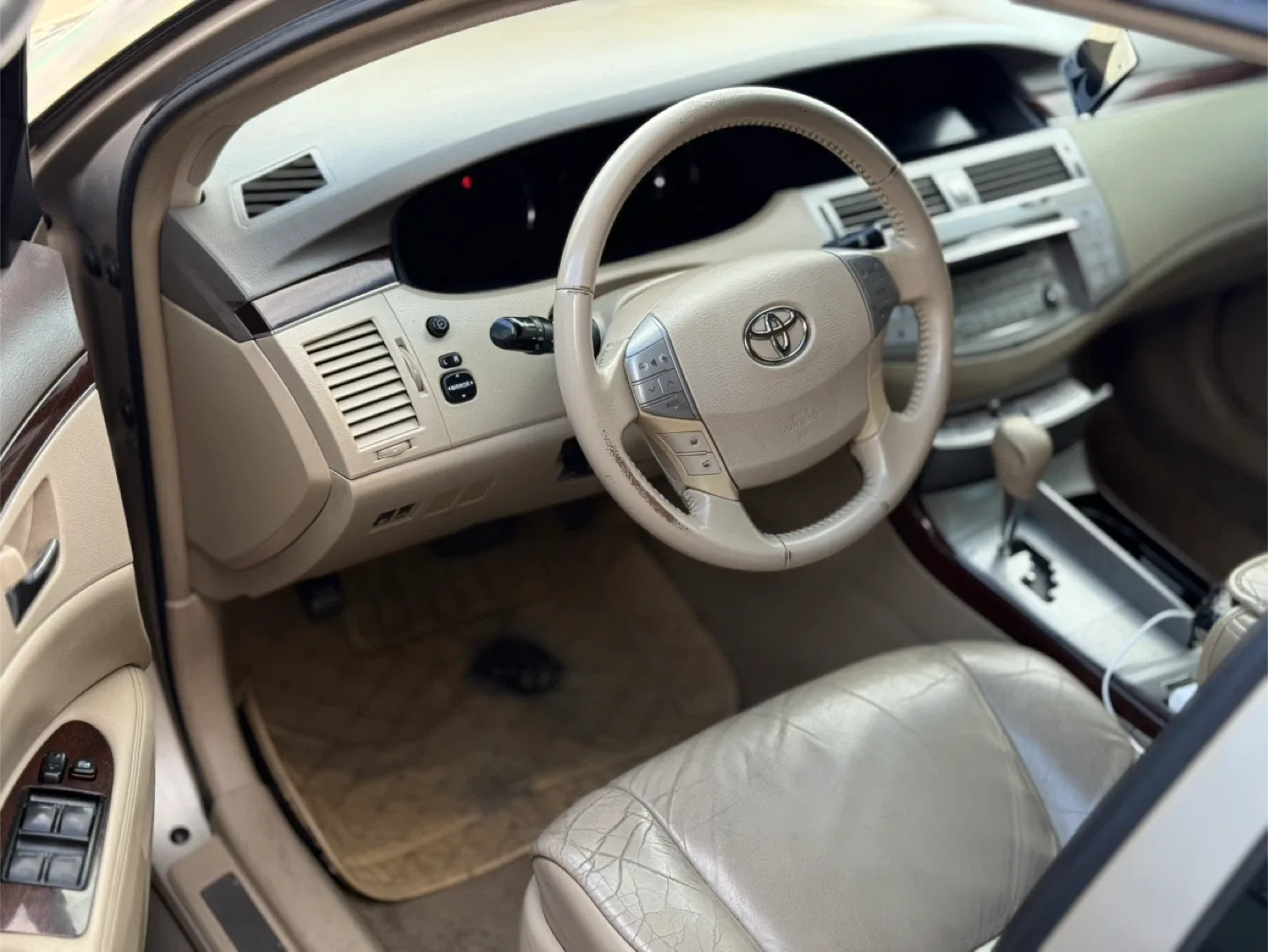 Toyota Avalon XLS - Gold Sedan image indicator(6)