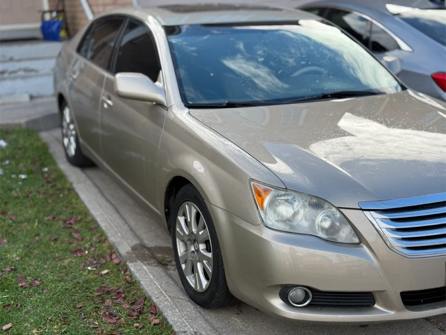 Toyota Avalon XLS - Gold Sedan image indicator(4)