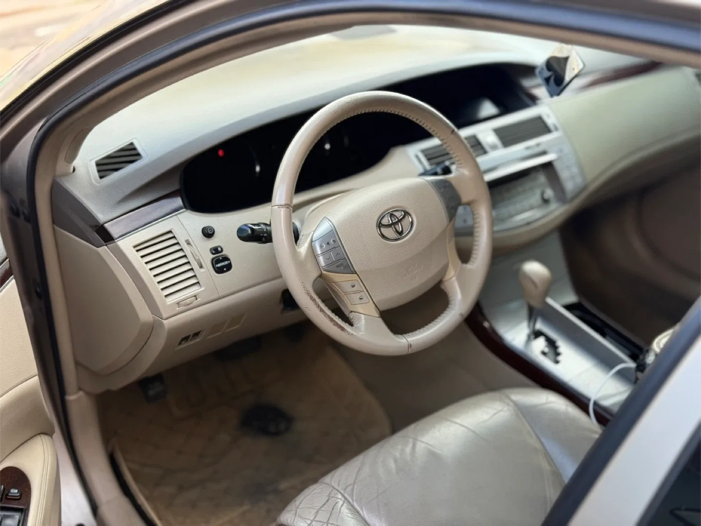 Toyota Avalon XLS - Gold Sedan image indicator(5)