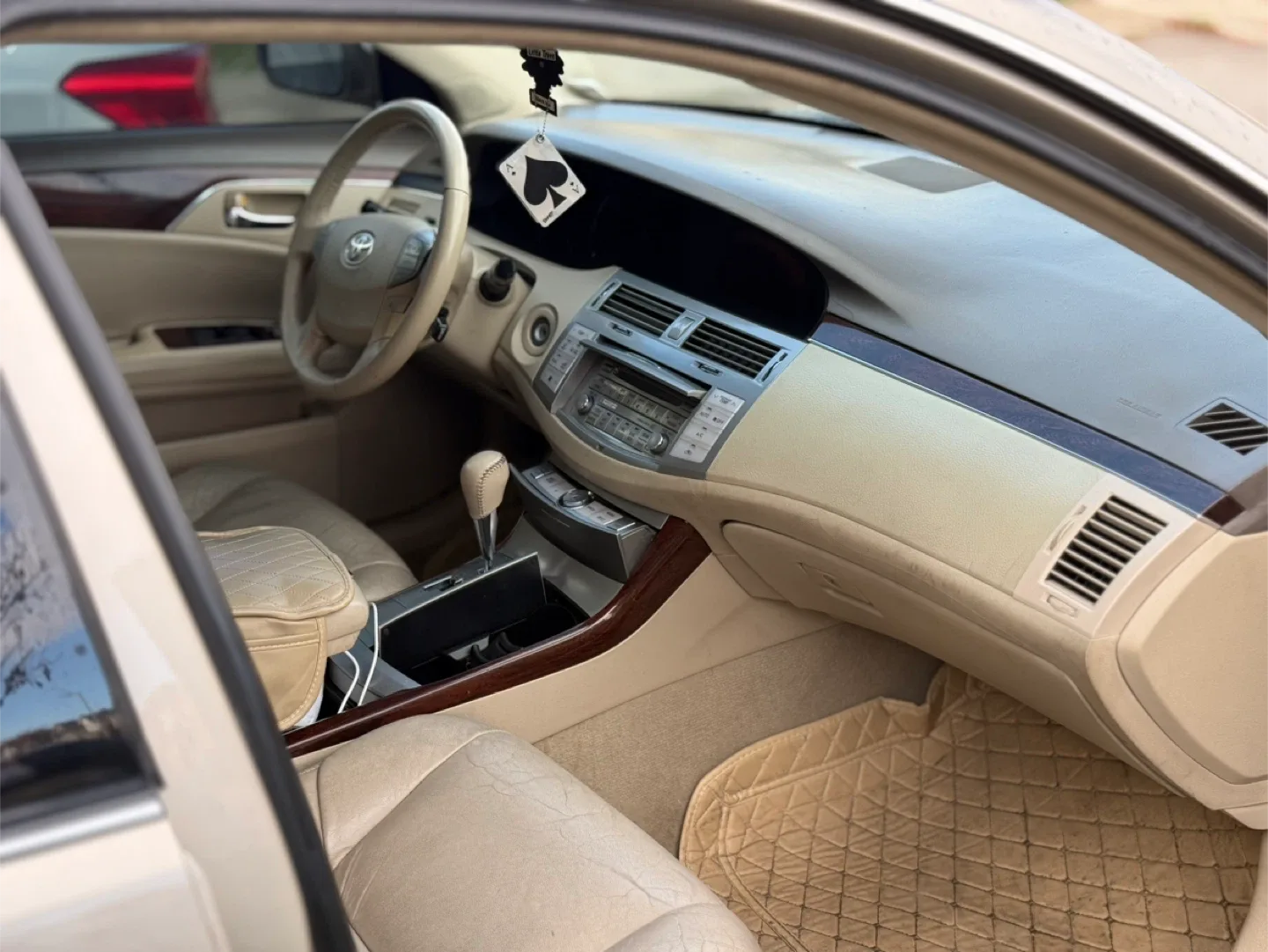 Toyota Avalon XLS - Gold Sedan image indicator(7)