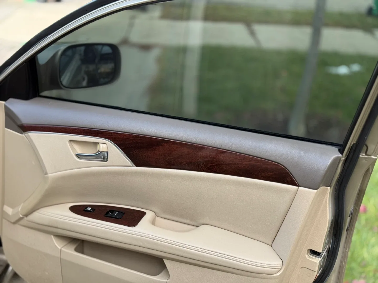 Toyota Avalon XLS - Gold Sedan image indicator(8)