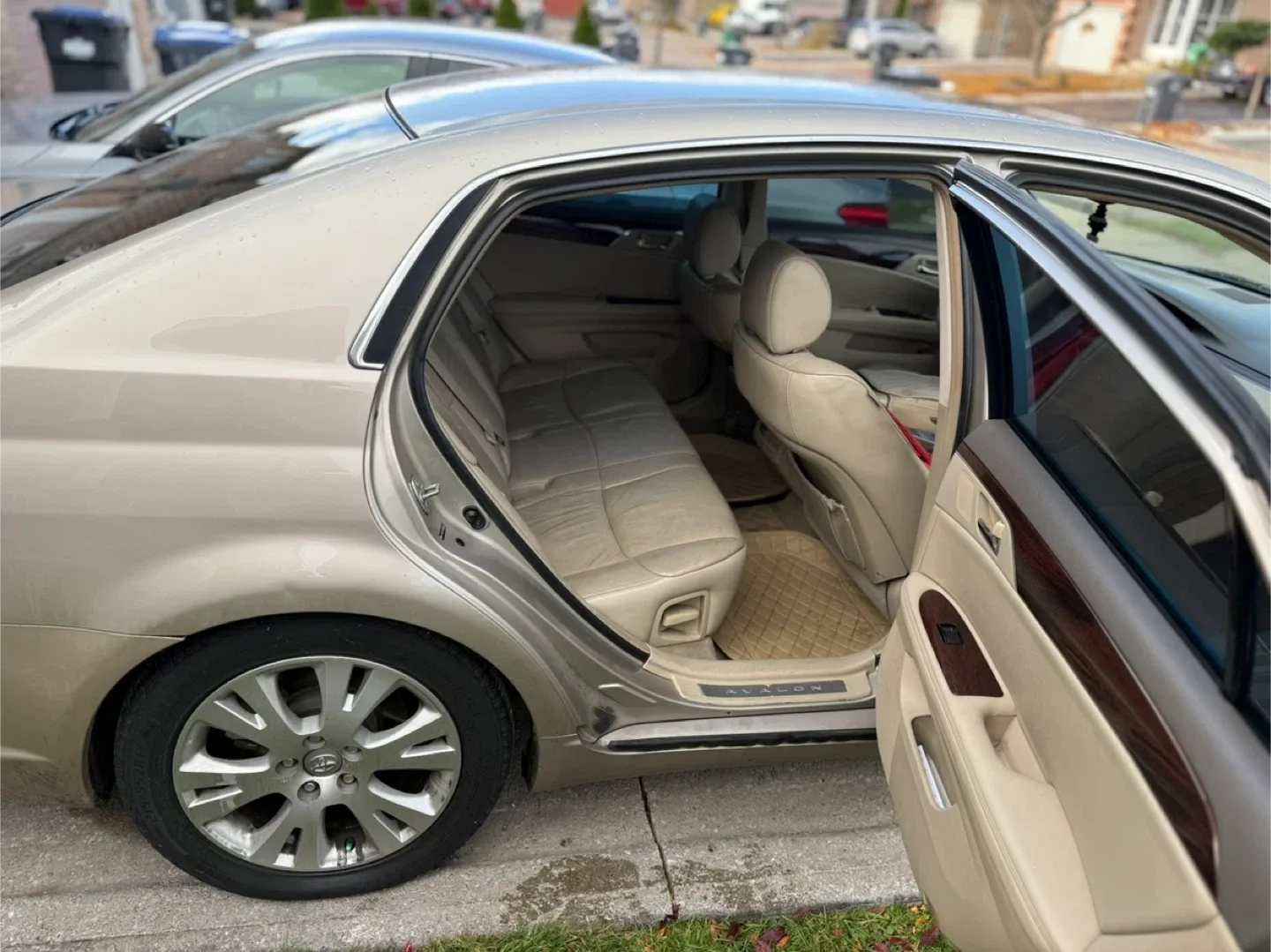 Toyota Avalon XLS - Gold Sedan image indicator(10)