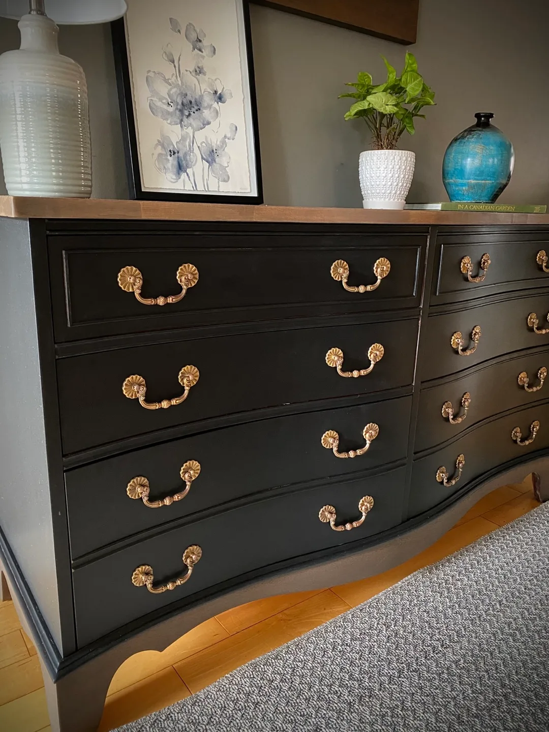 ✨Newly Refinished Serpentine Knetchel Dresser/Side Board✨ image indicator(2)