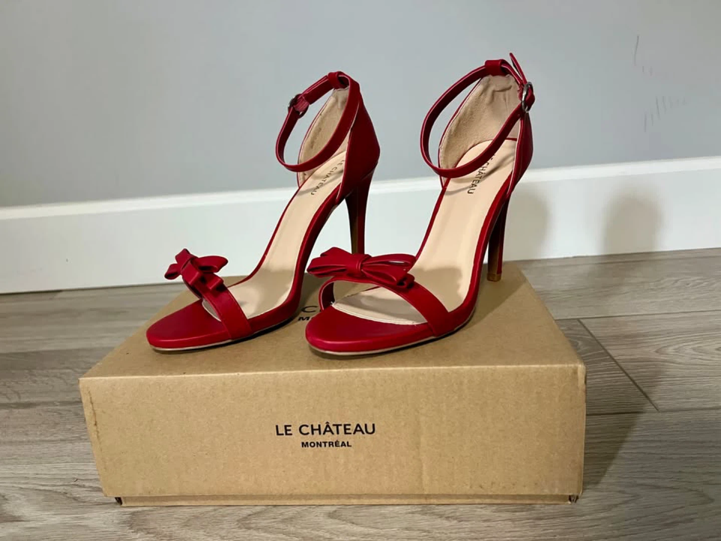 Le Chateau Red Heels, Size 9 - photo 2