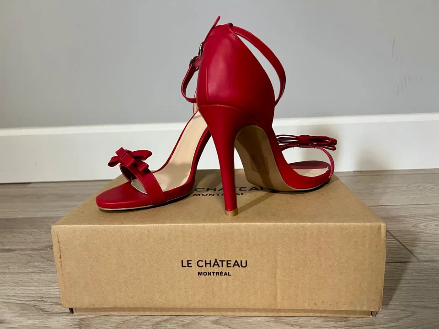 Le Chateau Red Heels, Size 9 - photo 5