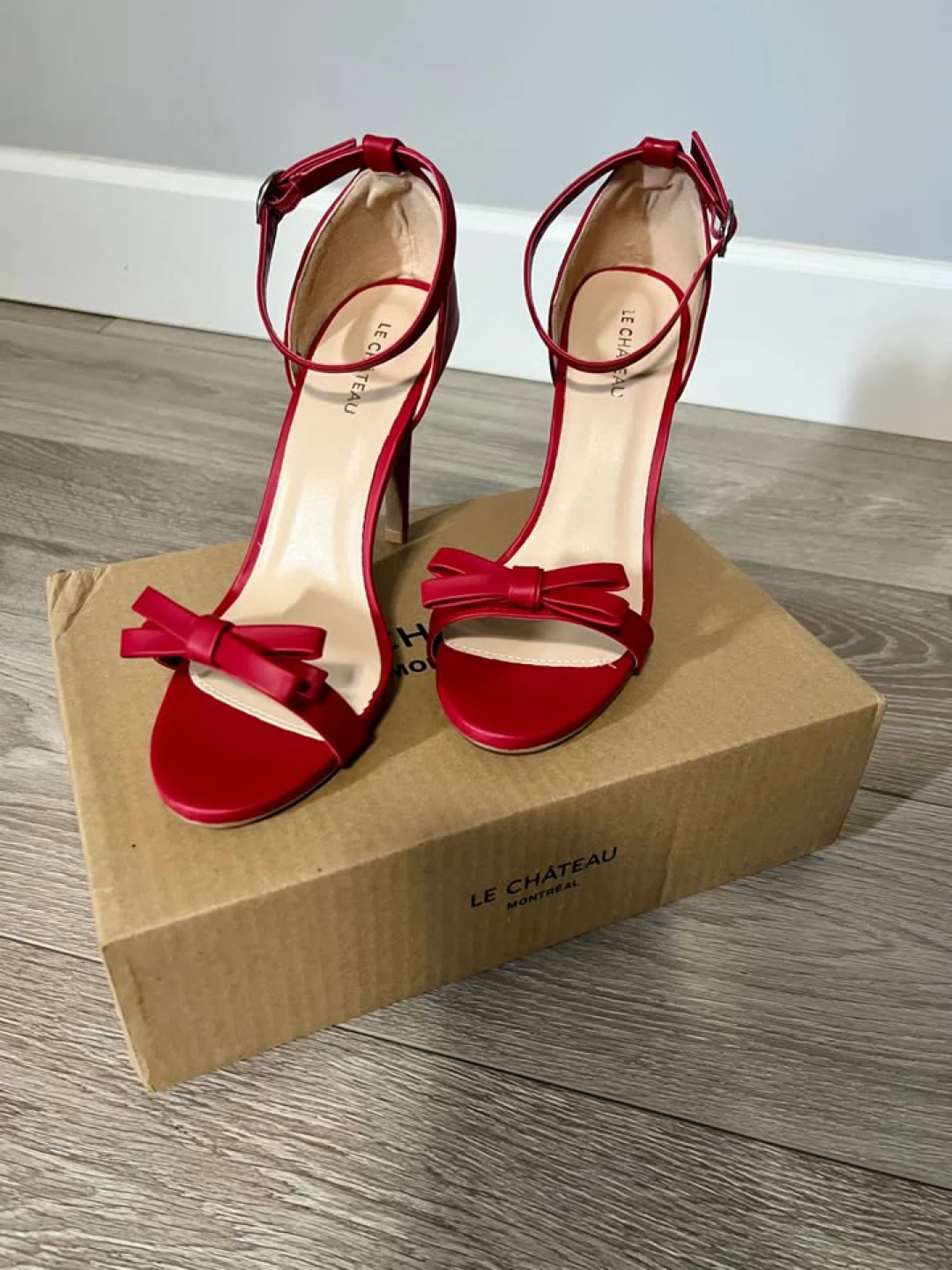 Le Chateau Red Heels, Size 9 - photo 4