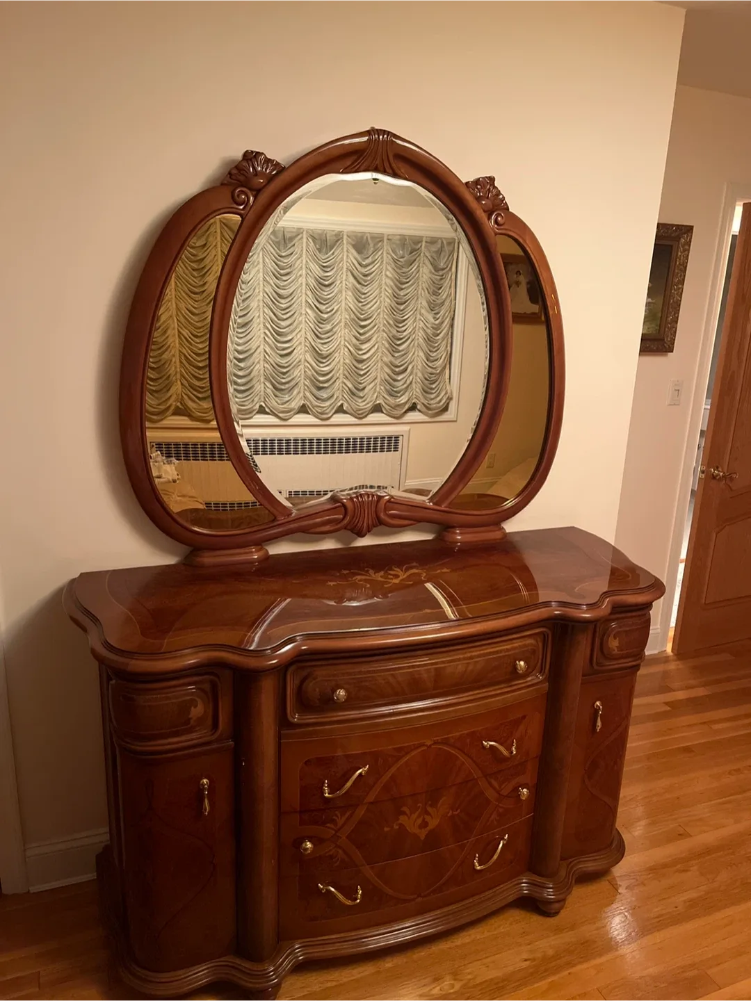 Vintage Wood Dresser with Mirror image indicator(3)