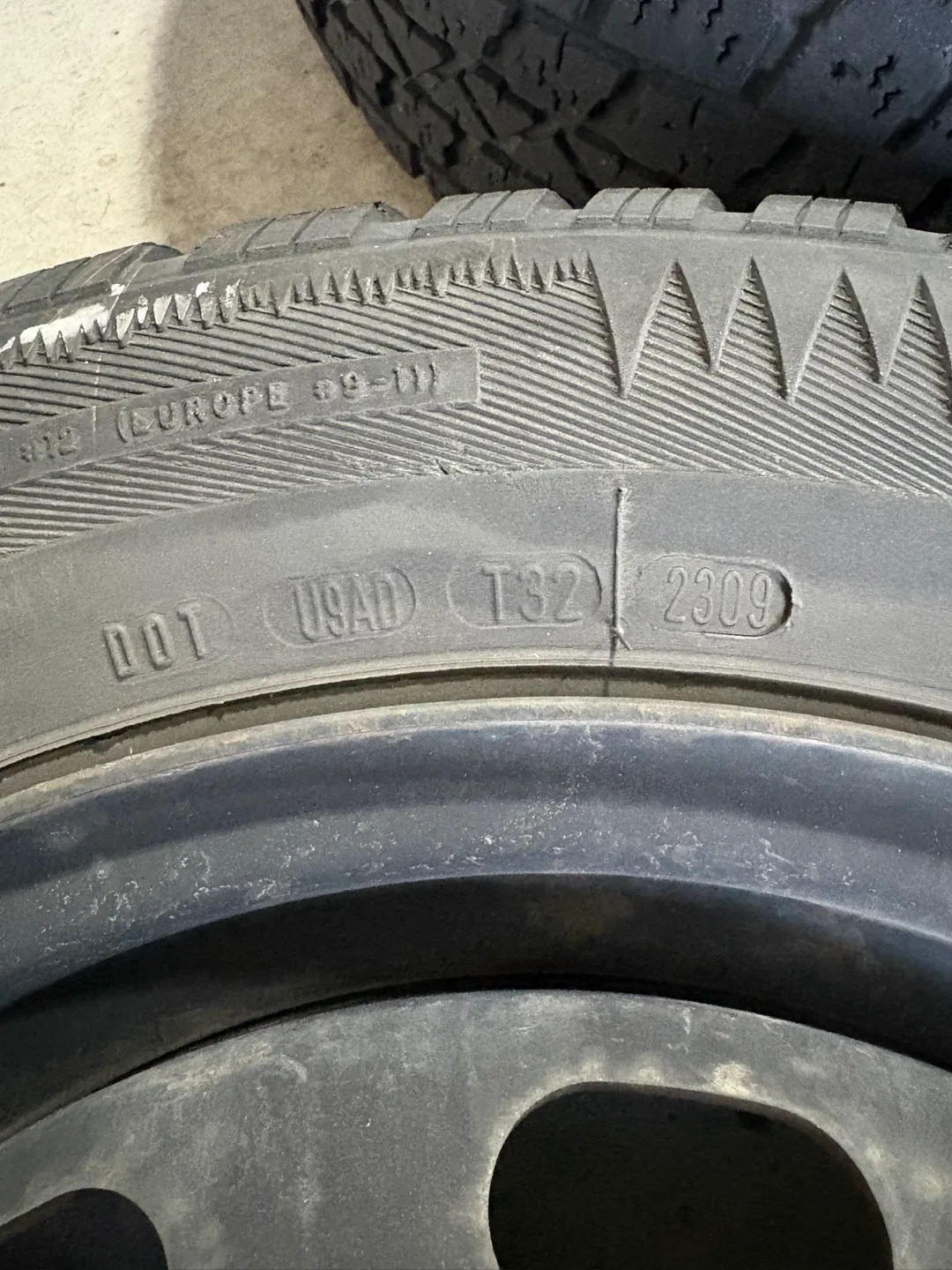 Winter Tires on rims- Arctic Claw Winter Txi - 185/65R15 image indicator(2)