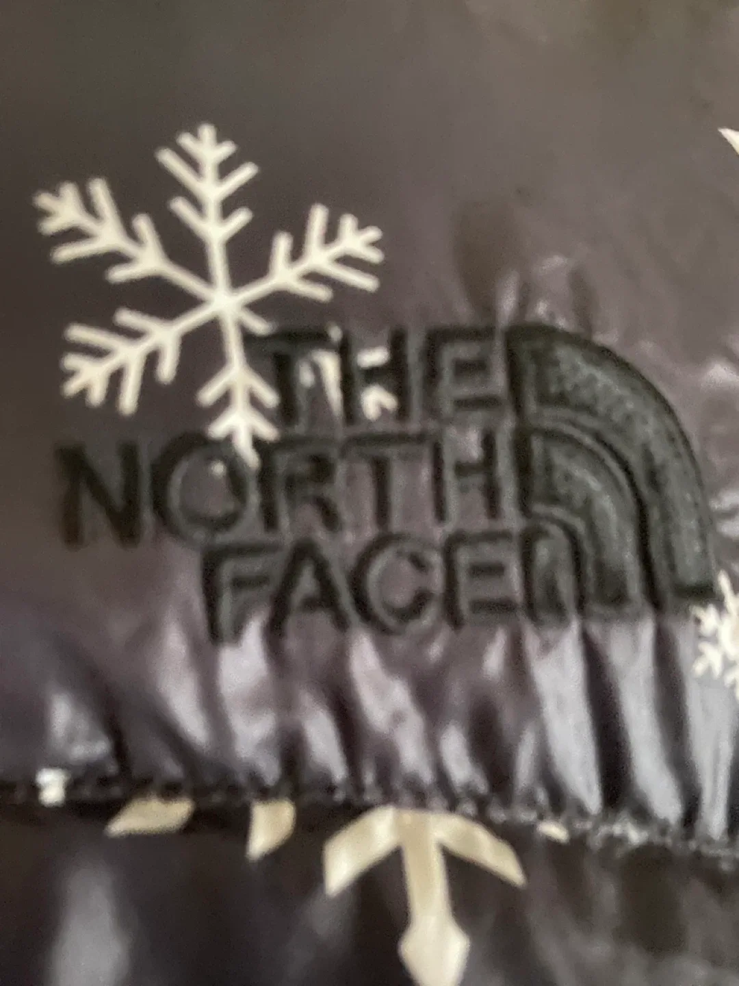 The North Face Puffer Jacket - Black with Snowflakes - Size M image indicator(4)