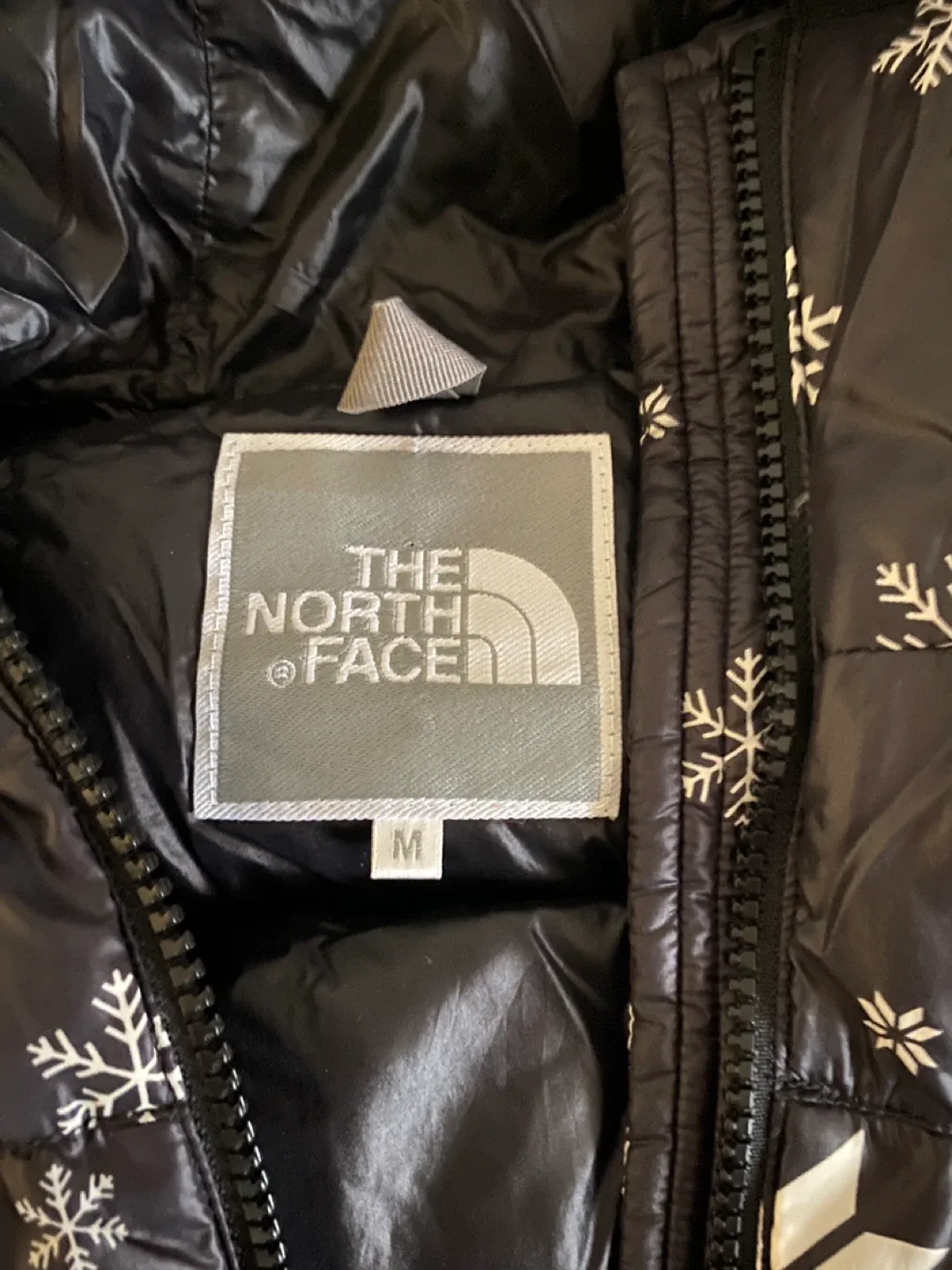 The North Face Puffer Jacket - Black with Snowflakes - Size M image indicator(3)