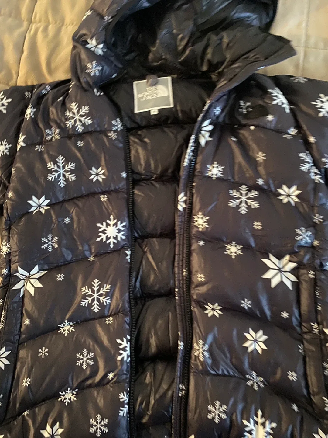 The North Face Puffer Jacket - Black with Snowflakes - Size M image indicator(2)