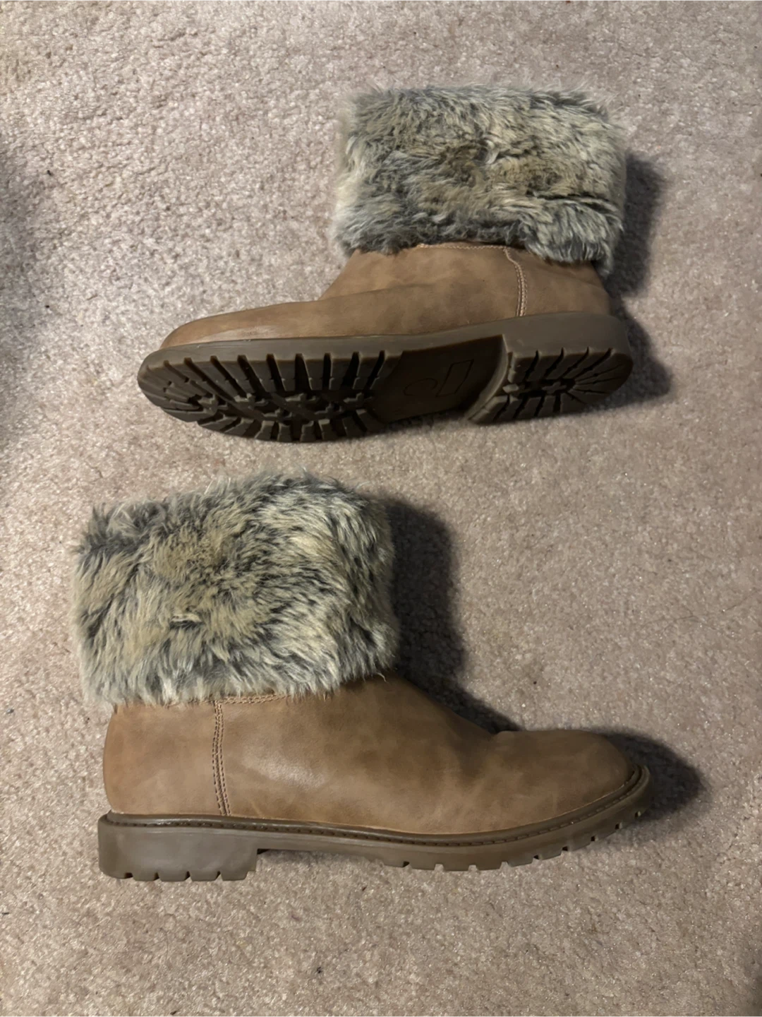 Beautiful Faux Fur Winter Boots (size 4) 🥕 - photo 4