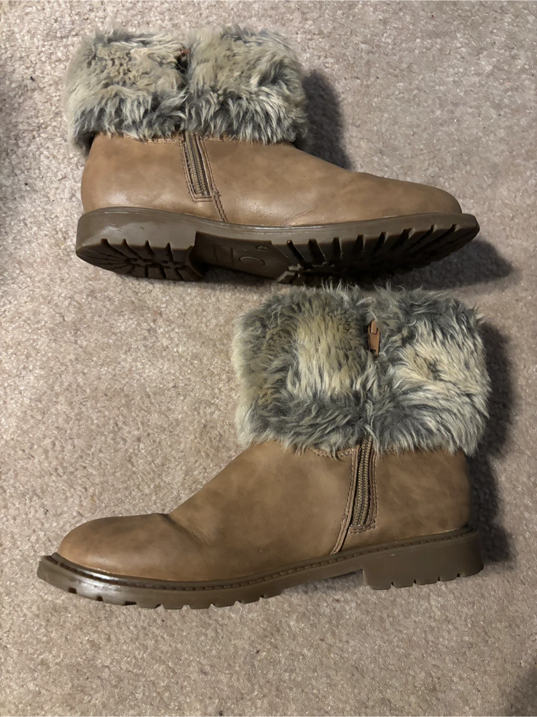 Beautiful Faux Fur Winter Boots (size 4) 🥕 - photo 3