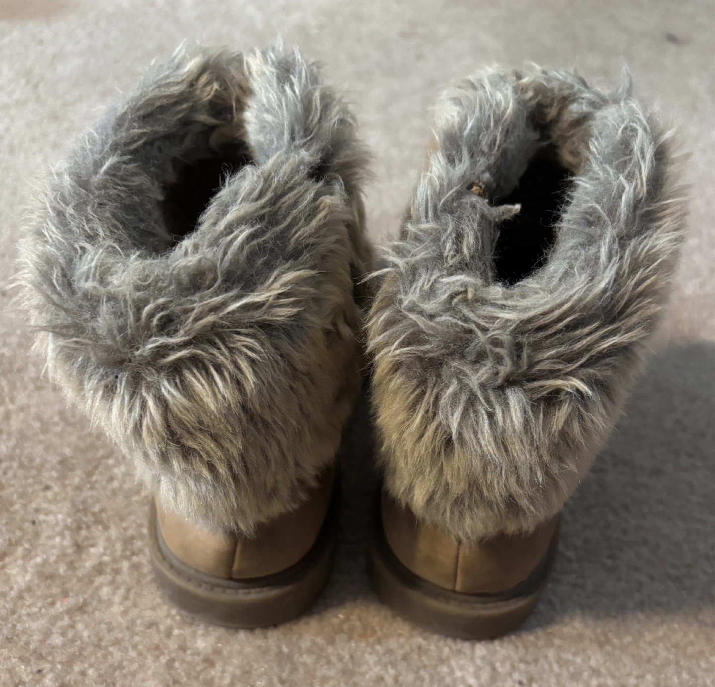 Beautiful Faux Fur Winter Boots (size 4) 🥕 - photo 2