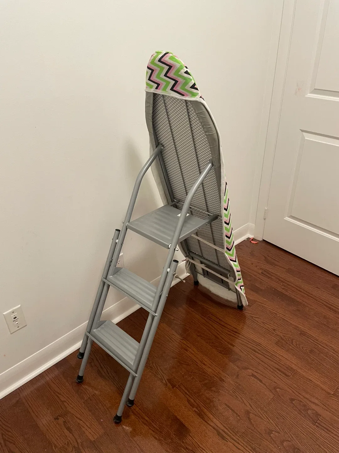 Ironing Board - Foldable with Cover image indicator(2)