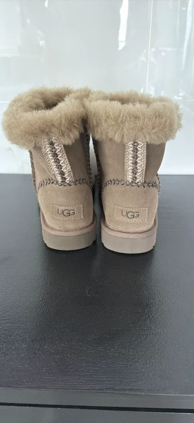 UGG Tasman LTA Boot, Size 8 image indicator(2)